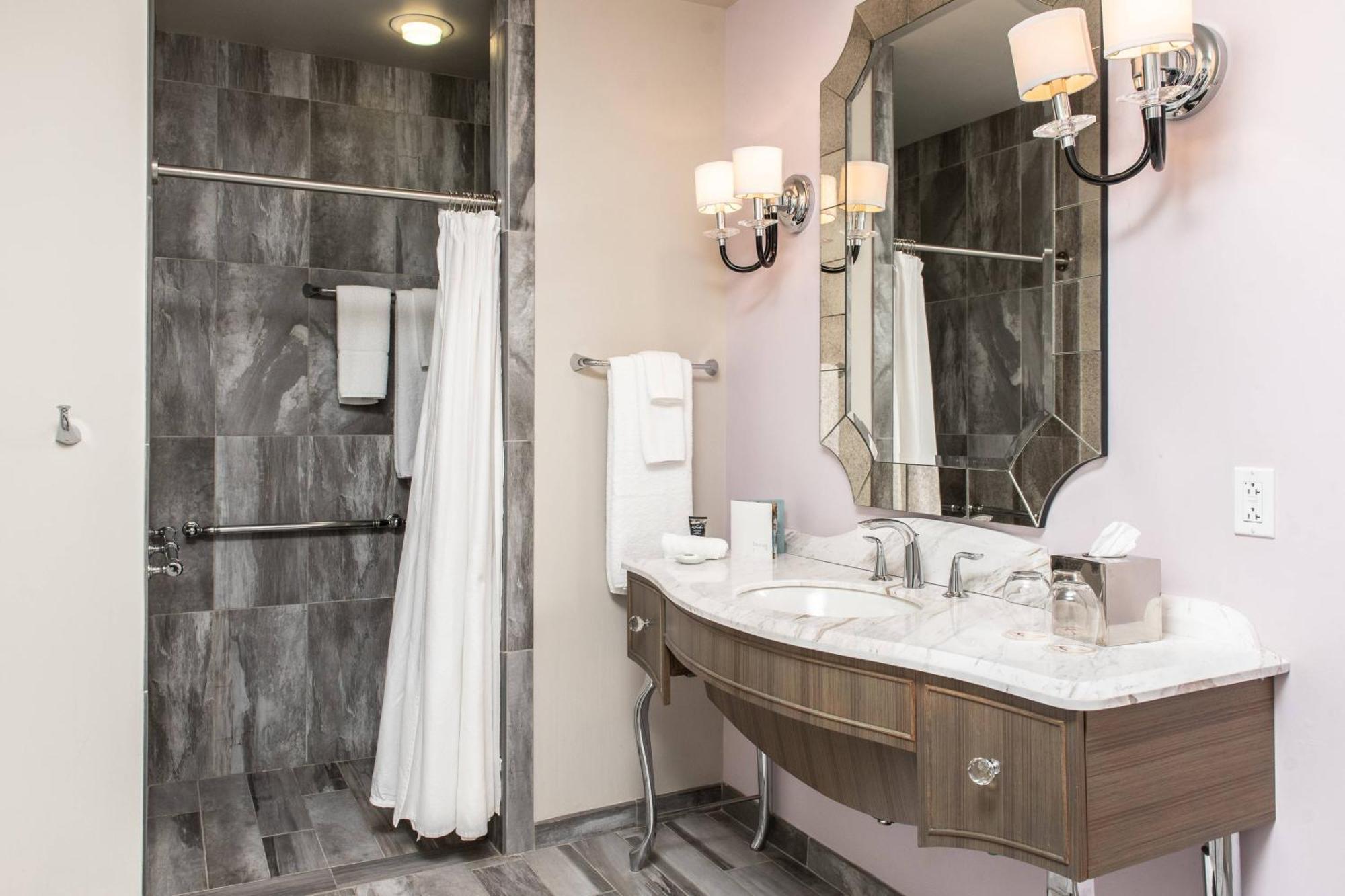 Soaking Tub Room, Guest room, 1 King (Mobility & Hearing Accessible w/ Tub),1630883960:JPEG